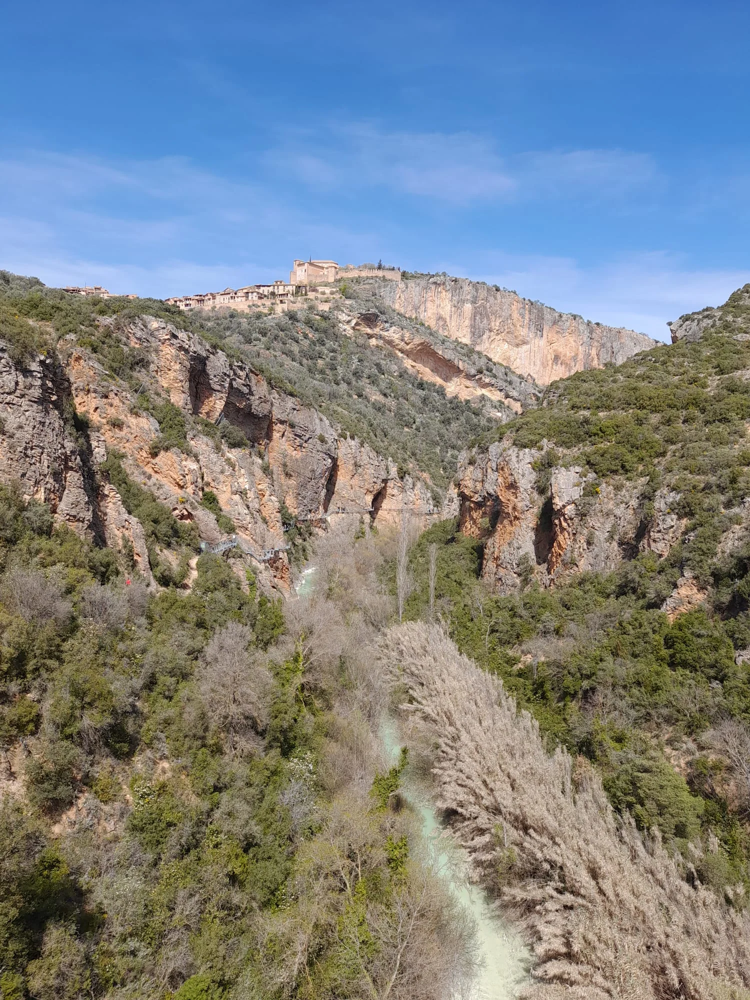 Vista del río Vero y de la villa medieval de Alquézar desde el Mirador del Vero