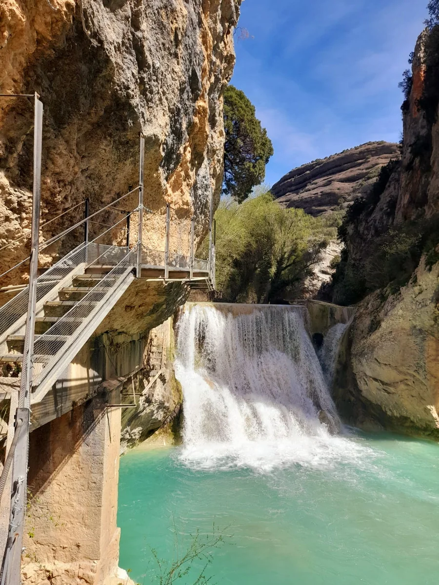 Pasarela metálica volada y azud sobre el río Vero en el cañón de Alquézar, Huesca, Aragón