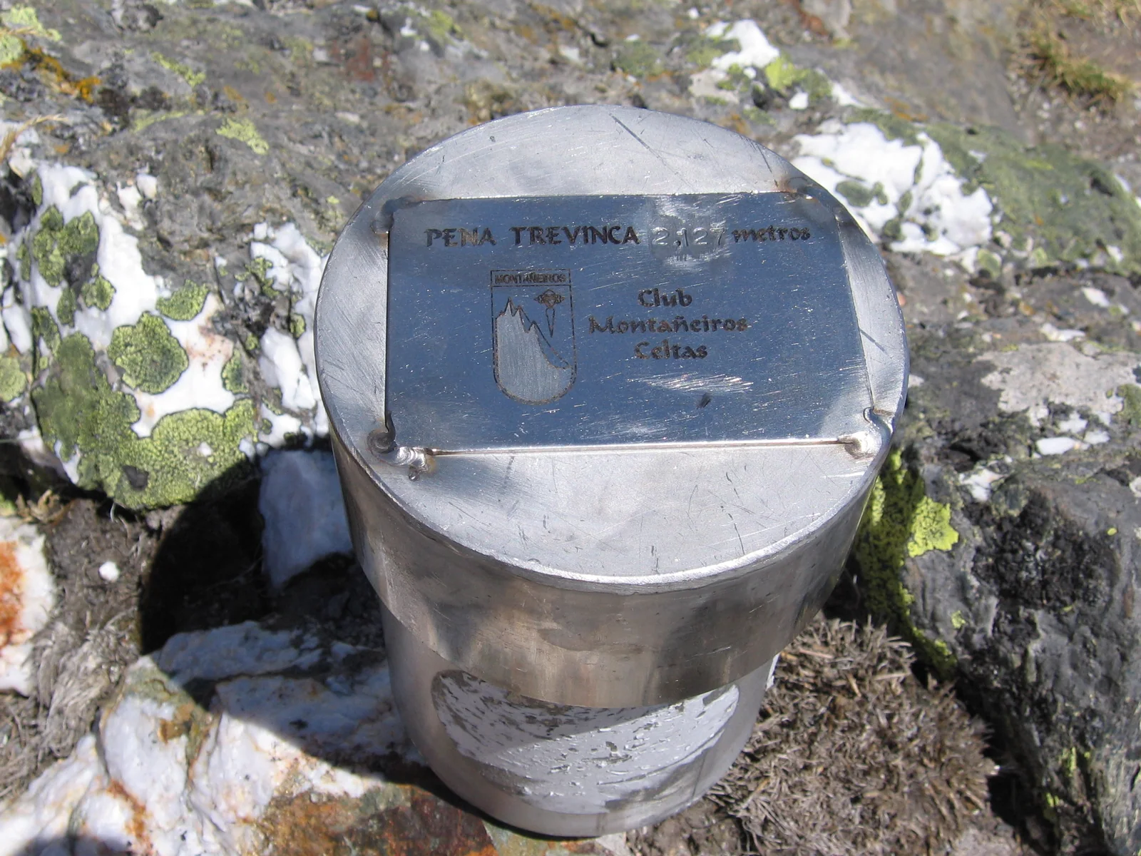 Buzón y vértice geodésico en la cumbre de Peña Trevinca (2.127 m), techo de Galicia