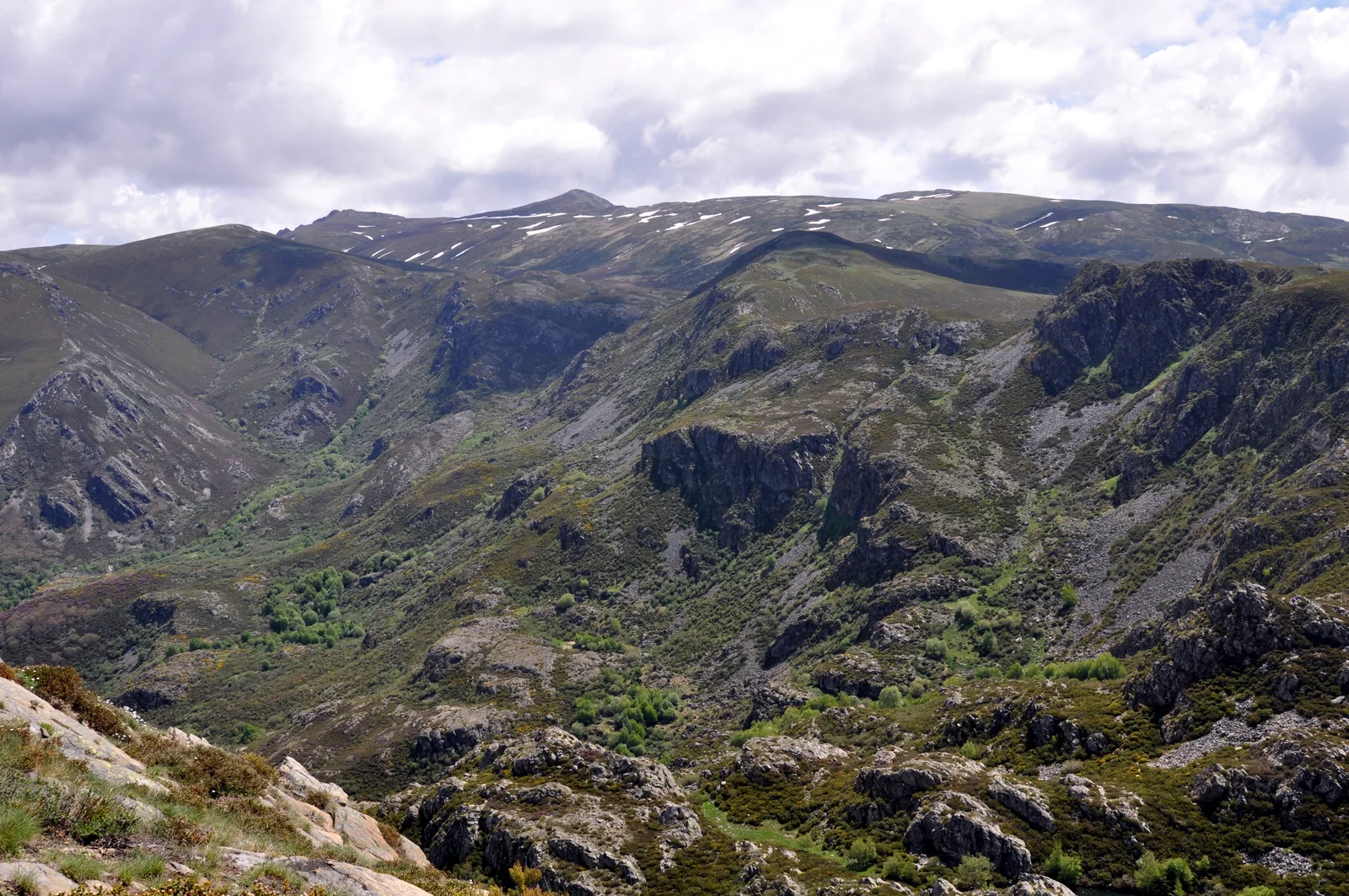 El macizo de Trevinca, entre Galicia, Castilla y León y Zamora, uno de los grandes conjuntos de montaña del noroeste peninsular