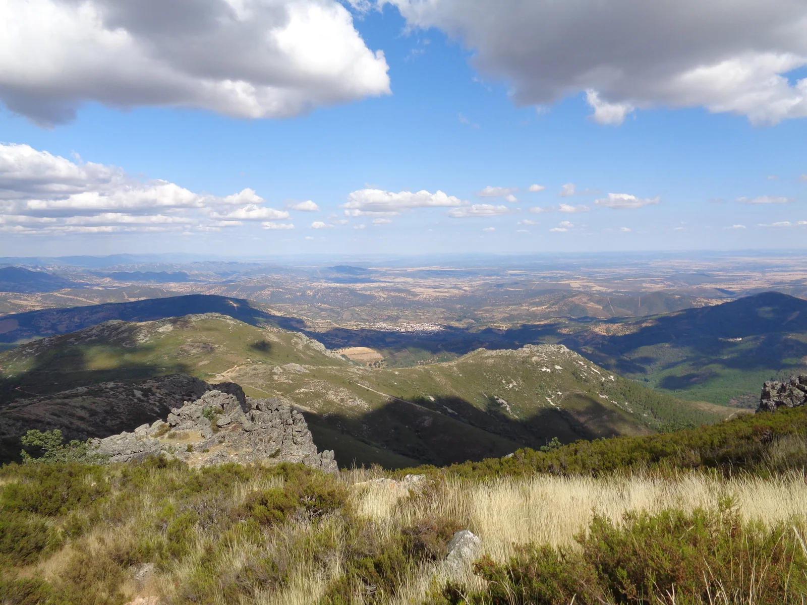 Antigua base militar en la cumbre del Pico Villuercas, vestigio del sistema de transmisiones de la Guerra Fria, hito de llegada de la ruta