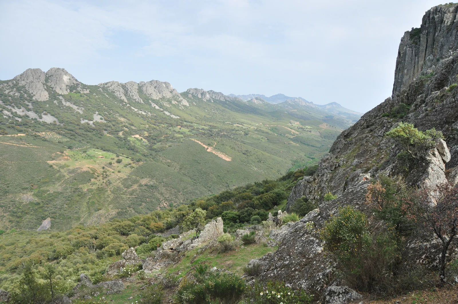 Sierra de las Villuercas y Valle del Guadarranque, paisaje protegido de Red Natura 2000 que se domina desde la cumbre
