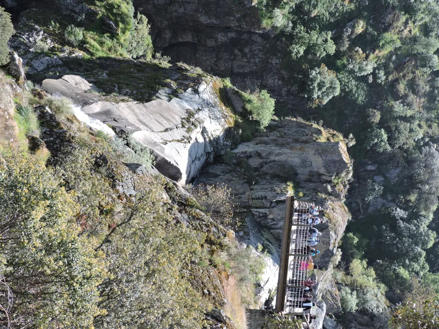 El mirador asomado a la cascada del Pozo de los Humos desde Masueco