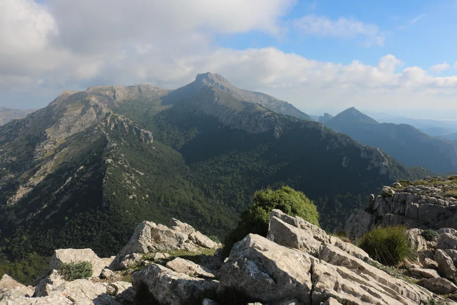 Cresta del Puig de Massanella sobre la Serra de Tramuntana