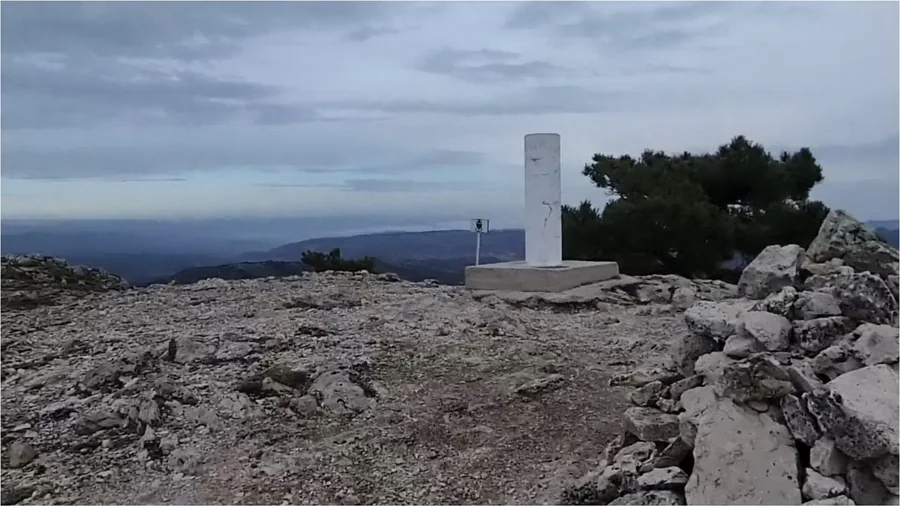 Pico de los Obispos (2.014 m), techo de la Región de Murcia, en el macizo de Revolcadores