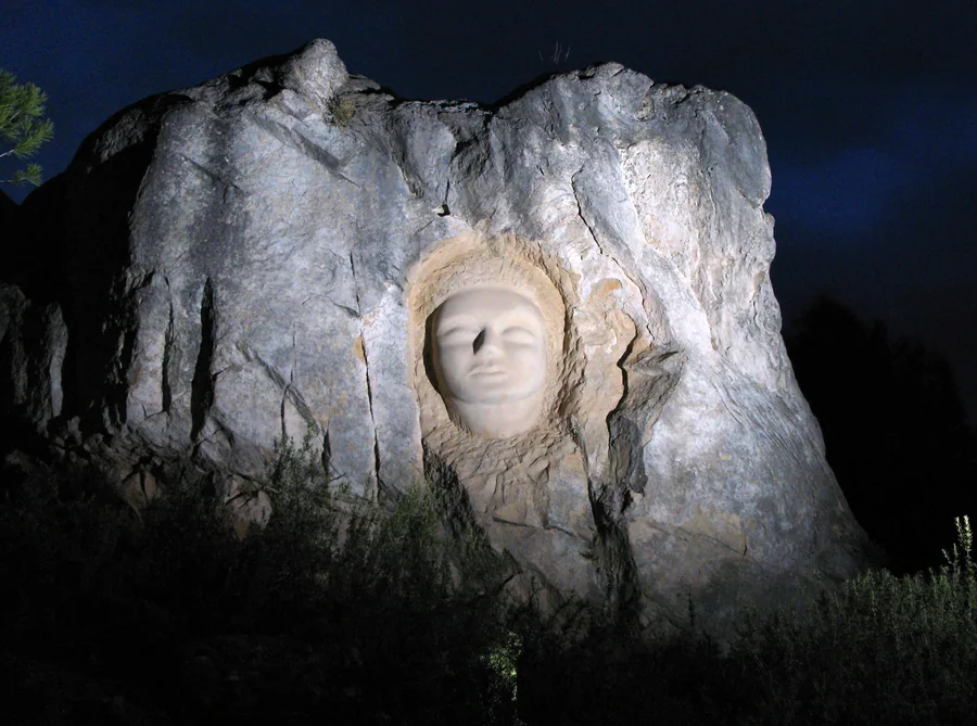La Dama del Pantano tallada en la arenisca a orillas del embalse de Buendía, Ruta de las Caras