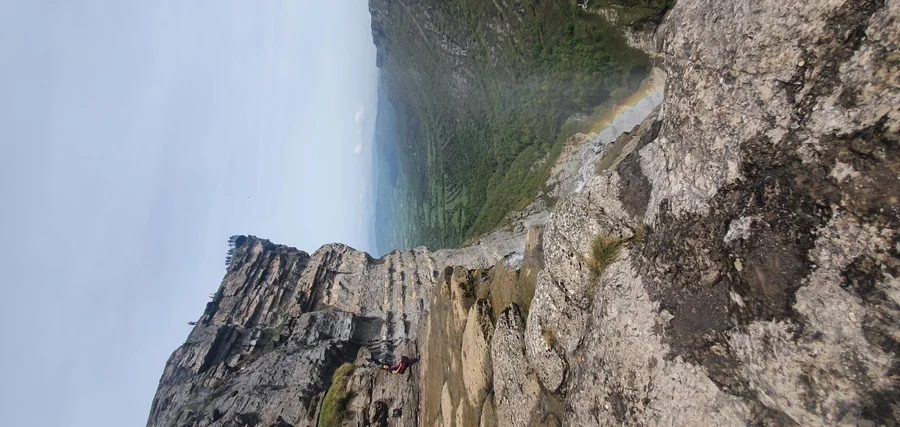 El Salto del Nervión cayendo con agua, la mayor cascada de España, en el Monumento Natural de Monte Santiago, Burgos