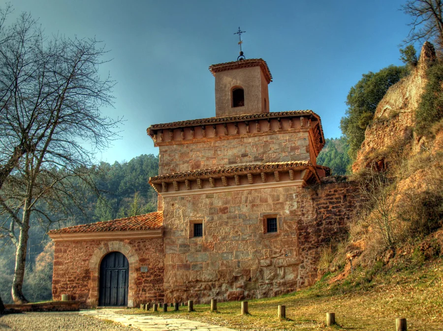 El Monasterio de Suso en la ladera sobre San Millán de la Cogolla