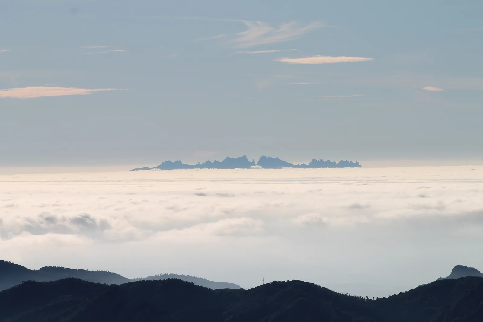 Macizo de Montserrat emergiendo de un mar de nubes visto desde el Puig Lluent