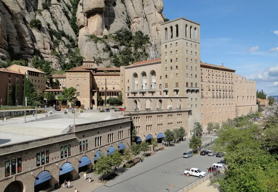 Conjunto del Monasterio de Santa María de Montserrat encajado en la montaña