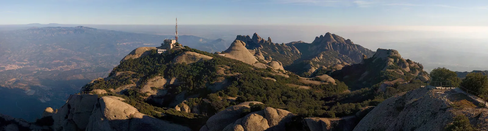 Panorámica desde la cumbre de Sant Jeroni a 1.236 m mostrando las agulles del macizo