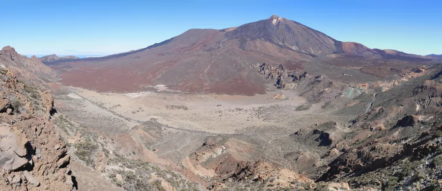 Pico del Teide visto desde las Cañadas, con campo de lava y cielo azul intenso