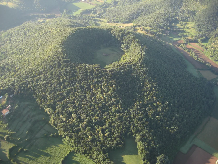 Ermita de Santa Margarida en el cráter del volcán homónimo, Garrotxa